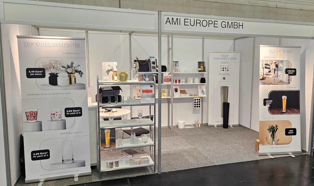 Messestand der Ami Europe GmbH mit Gläsern, Vasen und Restposten